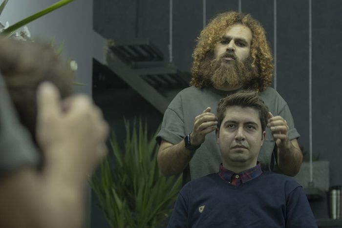 Cabeleireiro atendendo cliente