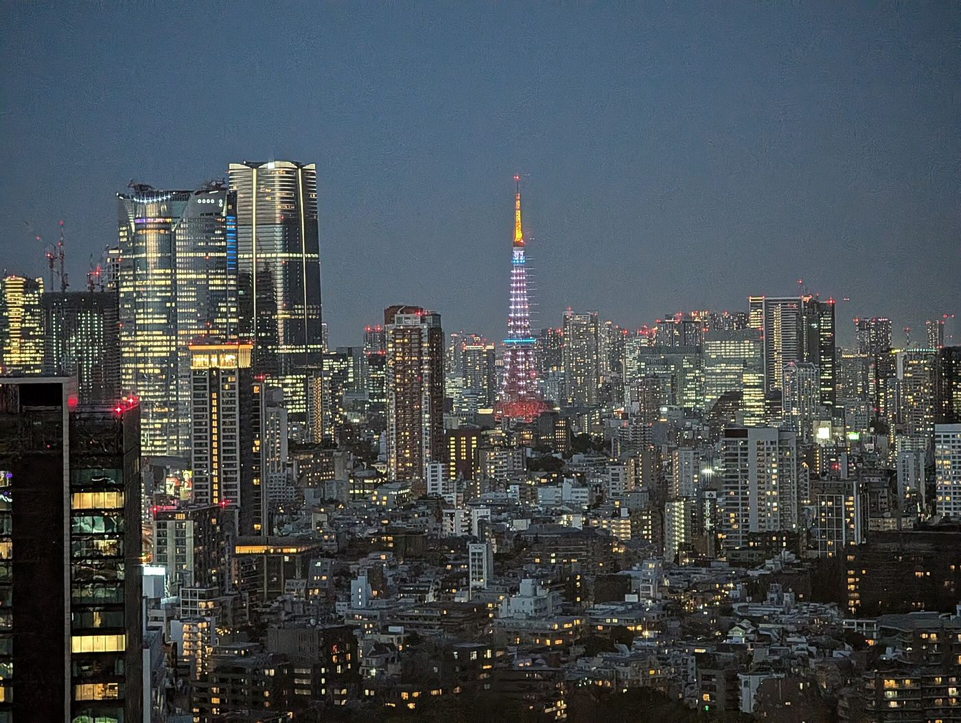 Tóquio à noite com a Tokyo Tower iluminada
